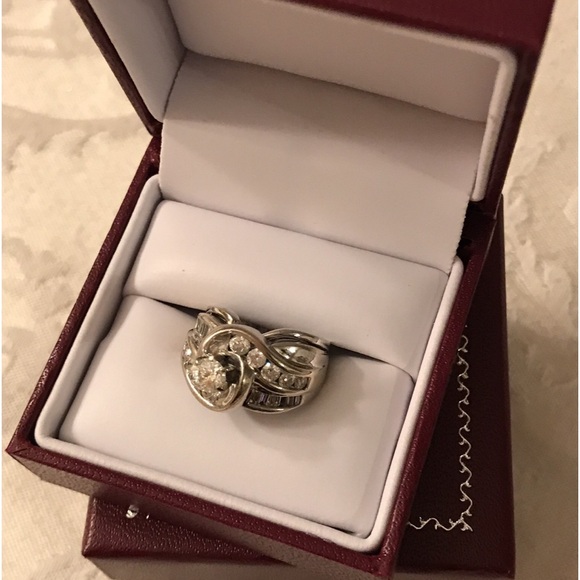 Lots of gold in this 14K Diamond Ring, size 5, from Helzberg Diamonds - Picture 2 of 8